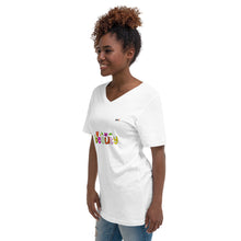 Lade das Bild in den Galerie-Viewer, Kurzärmeliges Unisex-T-Shirt mit V-Ausschnitt
